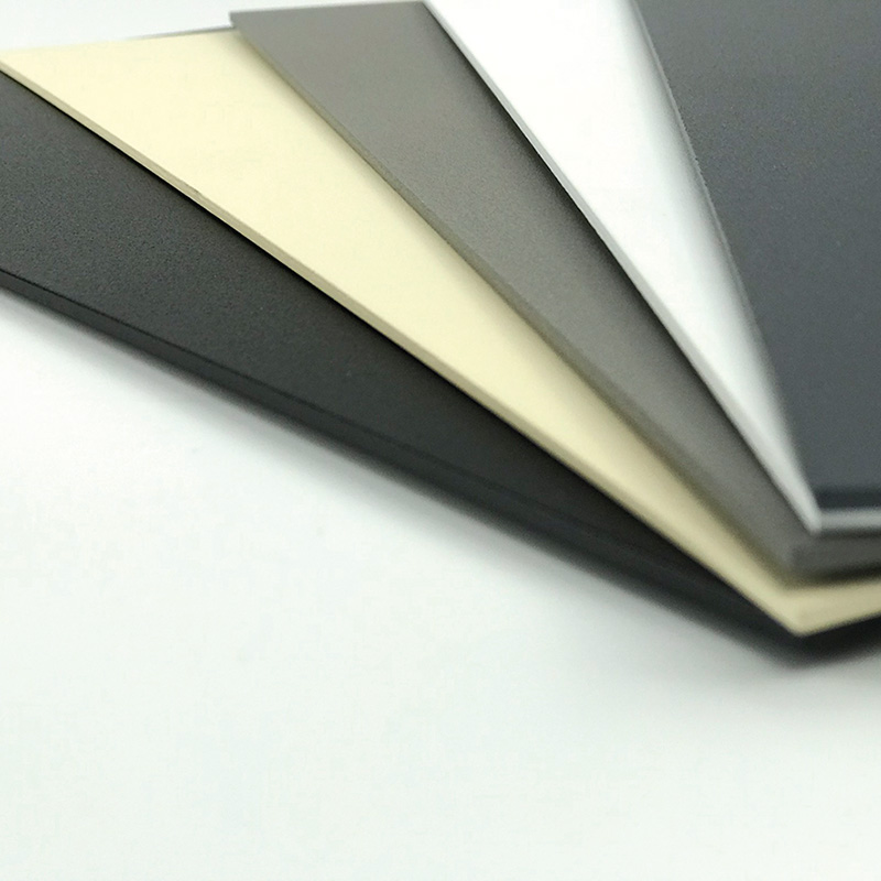Plaque d'aluminium de couleur (noir, ivoire, taupe, blanc, gris) et à l'aspect texturé, situées les unes sur les autres